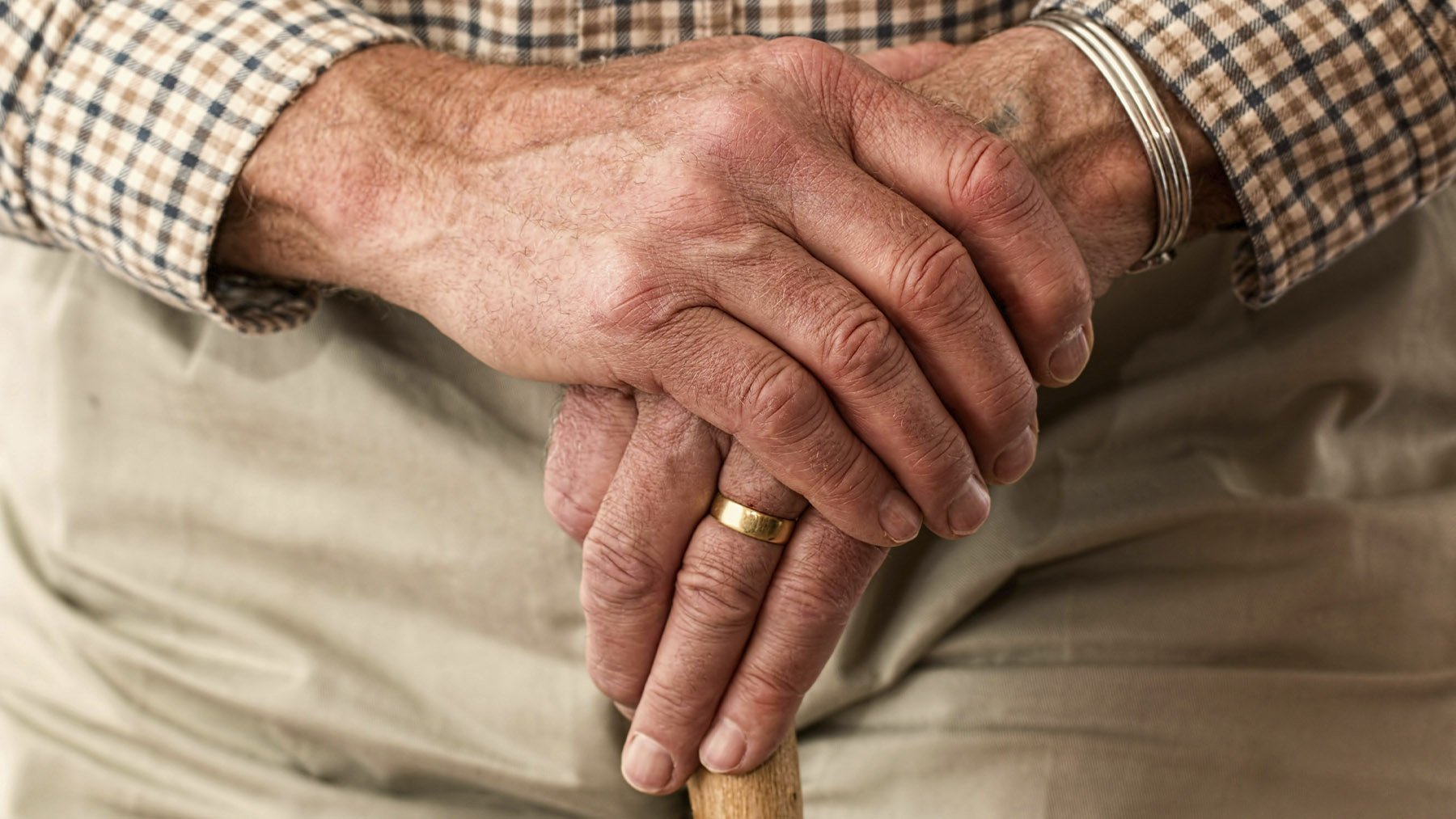 Anciano con bastón. Foto: Pexels.