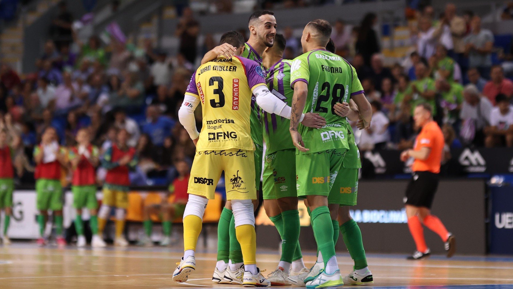 Los jugadores celebran un gol.