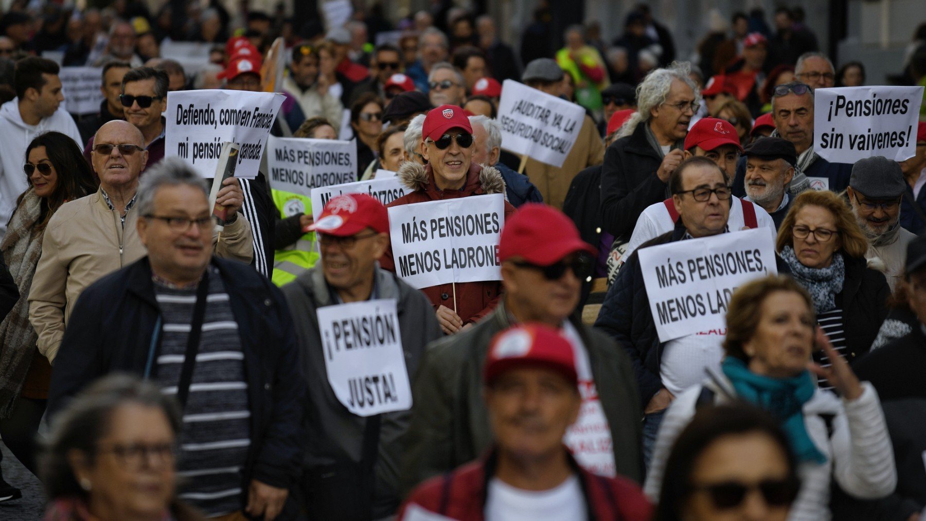 Decenas de personas portan carteles durante una concentración de pensionistas. (EP)