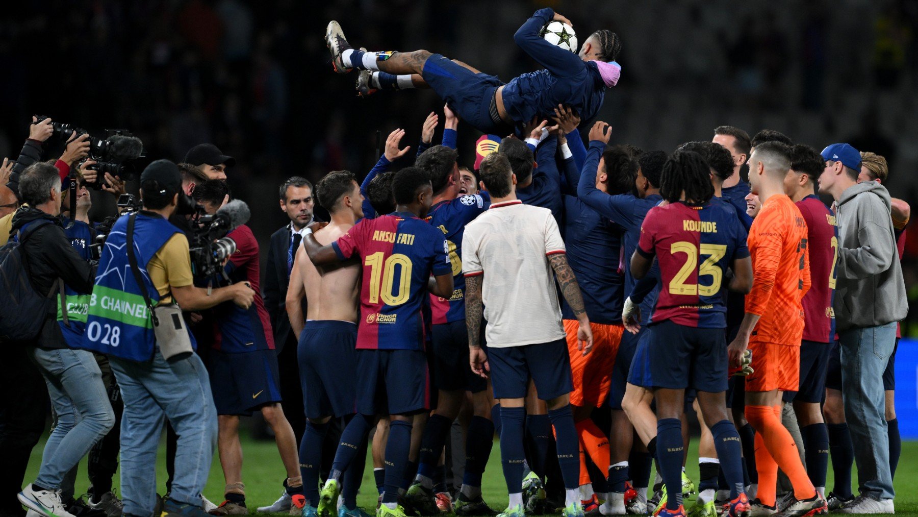 Los jugadores del Barcelona mantean a Raphinha. (Getty)