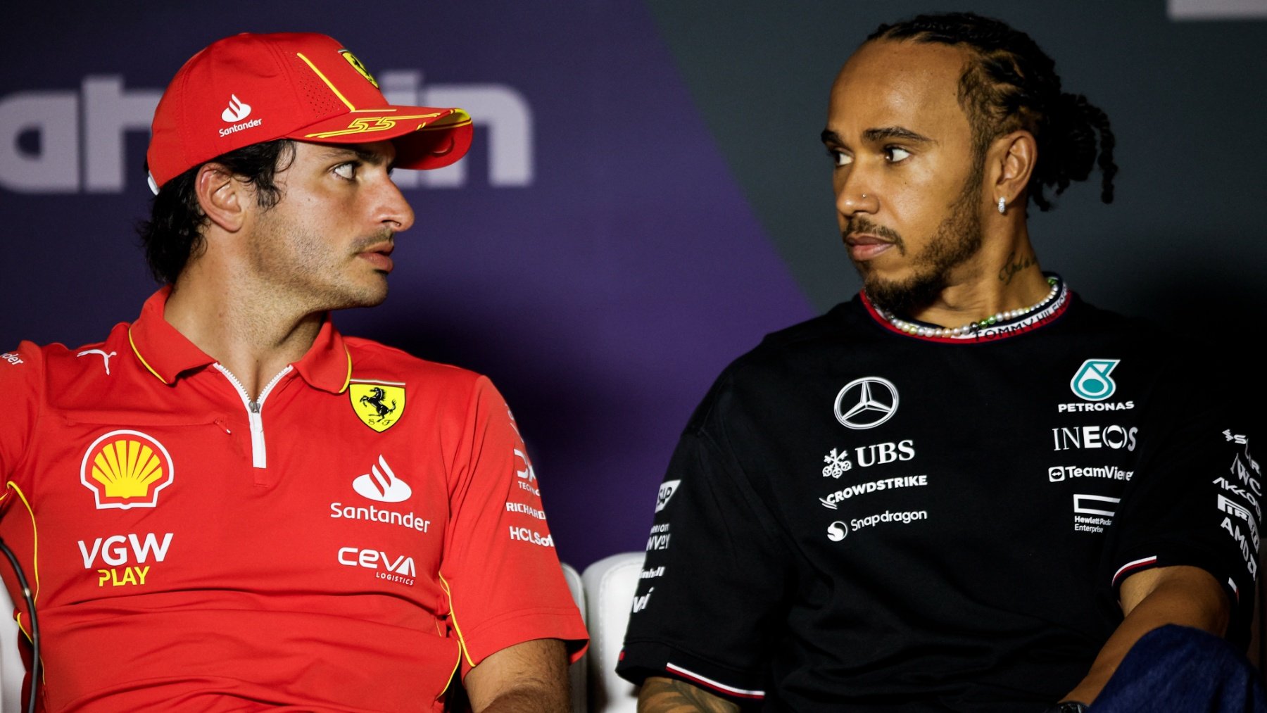 Carlos Sainz y Lewis Hamilton. (Europa Press)