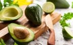 Ni con trapos ni con papel de cocina: el sencillo truco de los cocineros para que los aguacates duren días abiertos
