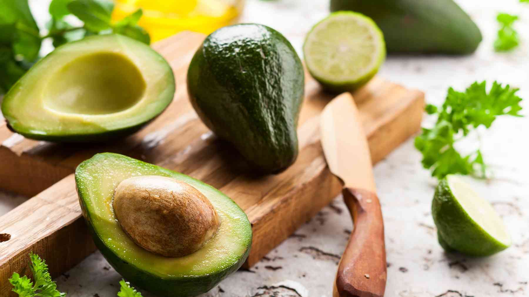 Ni papel film ni de cocina: el truco sencillo para que los aguacates estén en su punto durante semanas