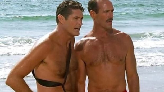 David Hasselhoff junto a Michael Newman en una escena de los Vigilantes de la playa.