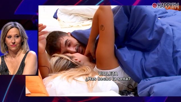 Violeta y Edi hacen la seña en Gran Hermano. (Mediaset)