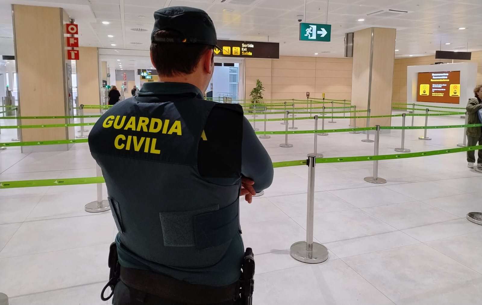 Un agente de la Guardia Civil en el aeropuerto de Palma.