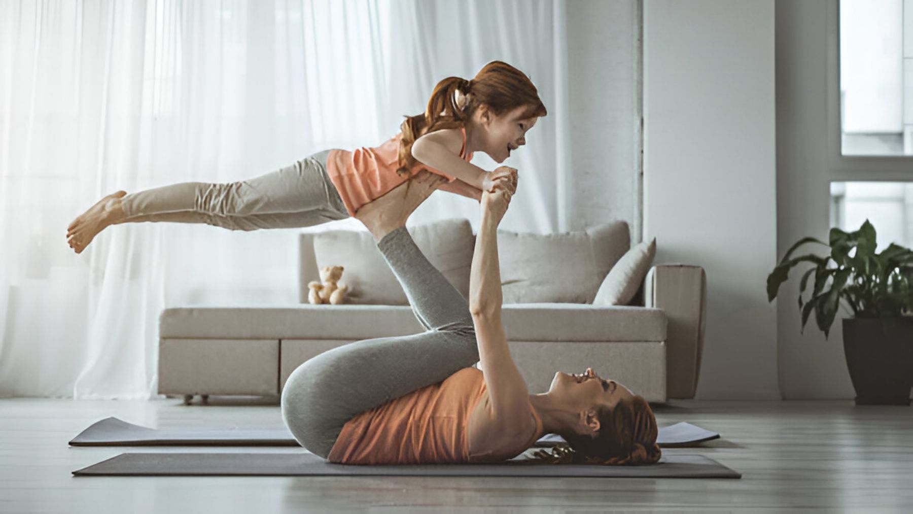 Mujer haciendo ejercicio con su hija.