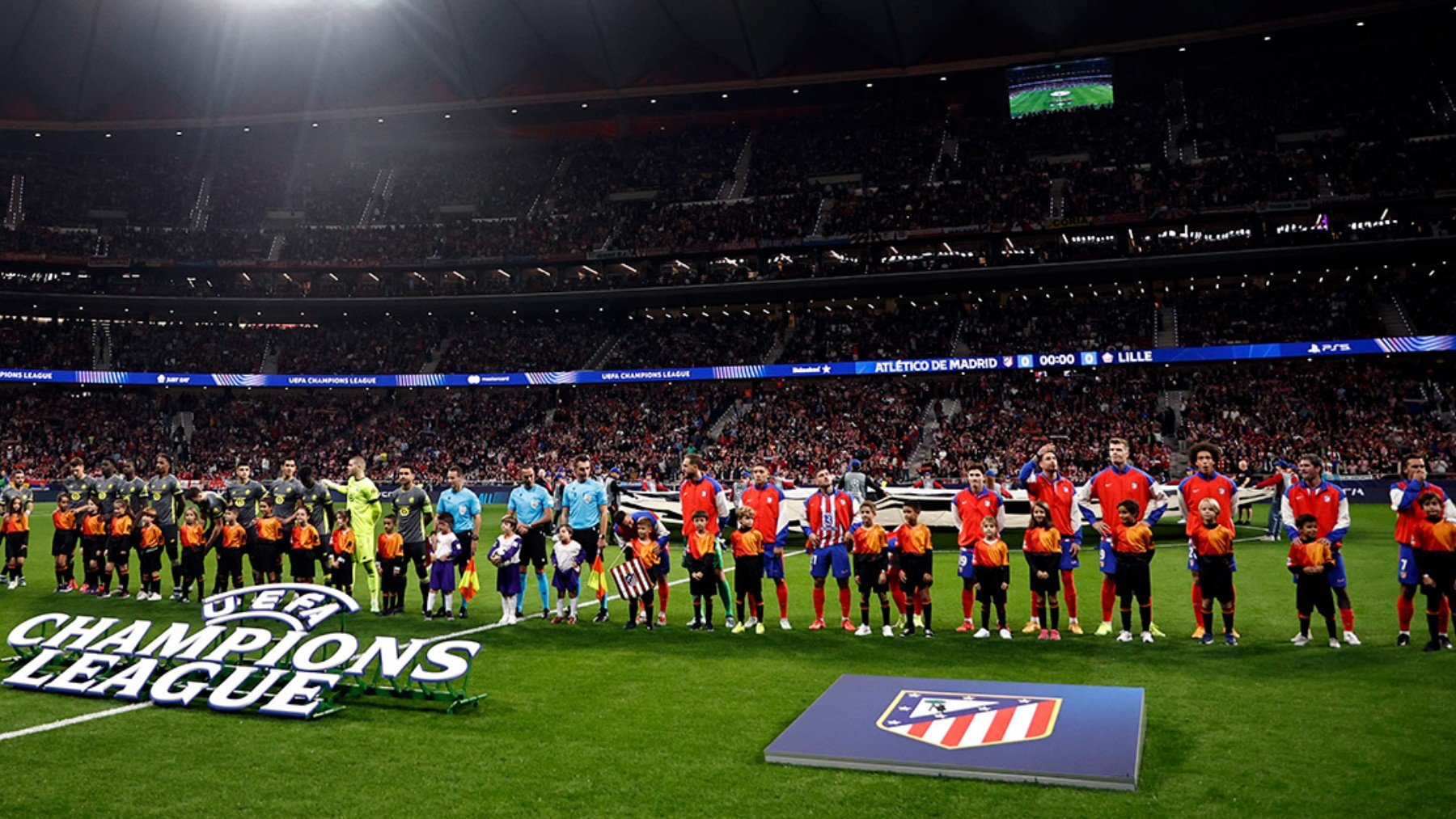 Atlético y Lille, formados antes de empezar el partido.