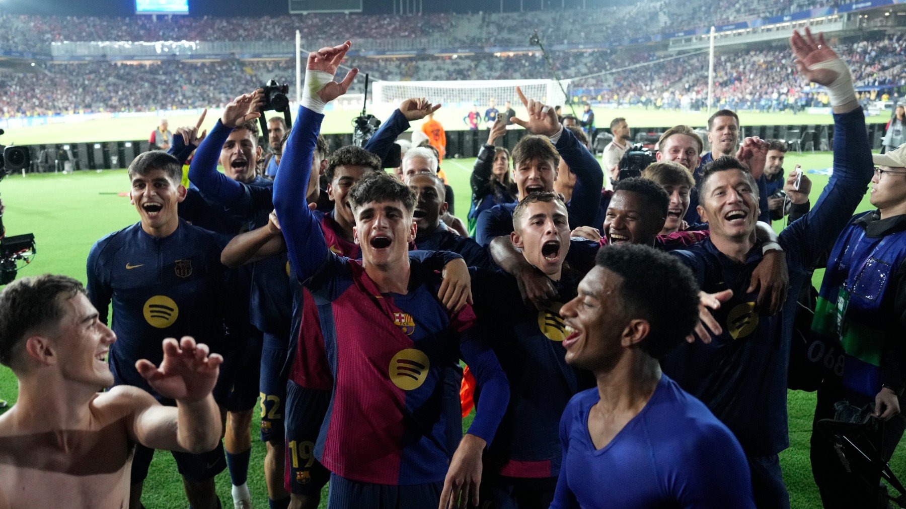 Los jugadores del Barça celebran el triunfo sobre el Bayern junto a su afición. (EFE)