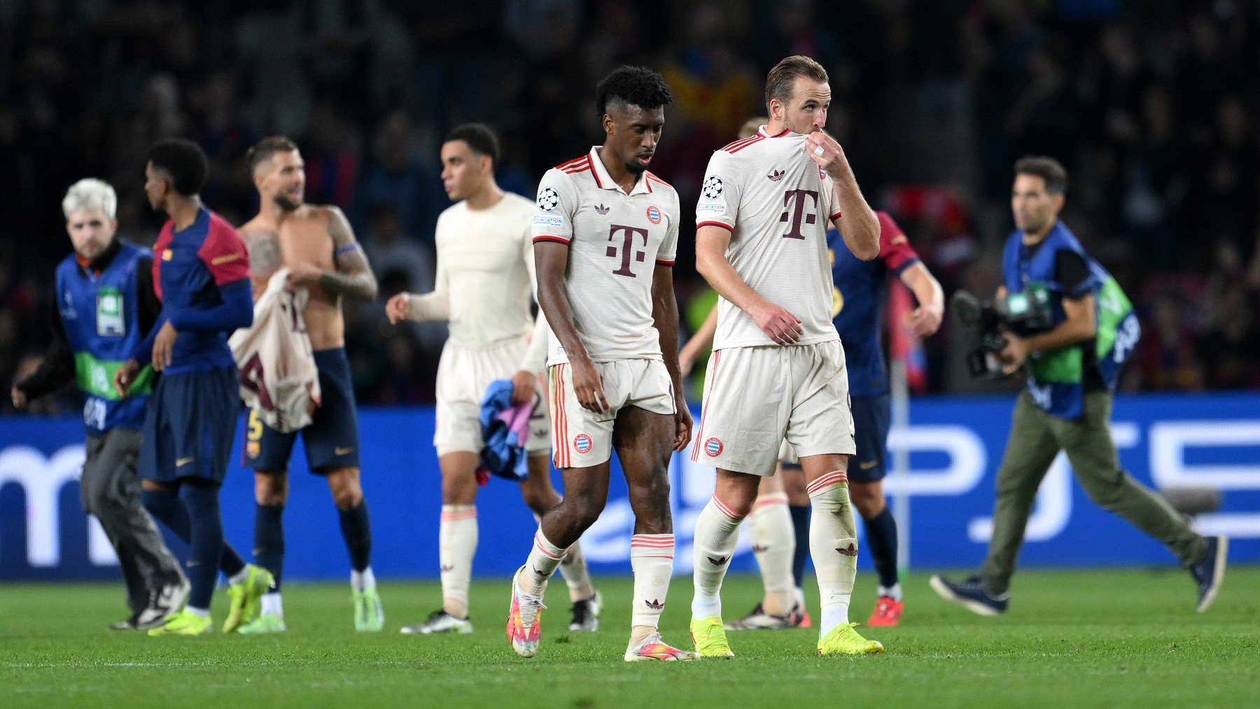 Los jugadores del Bayern, Kane y Coman, cabizbajos tras la derrota en Barcelona. (Getty)