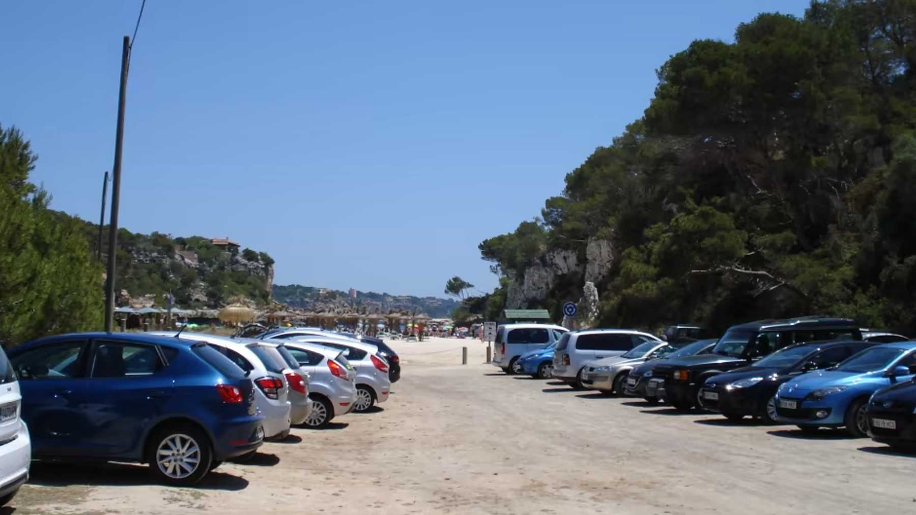 Vehículos aparcados en Cala Llombars (Santanyí).