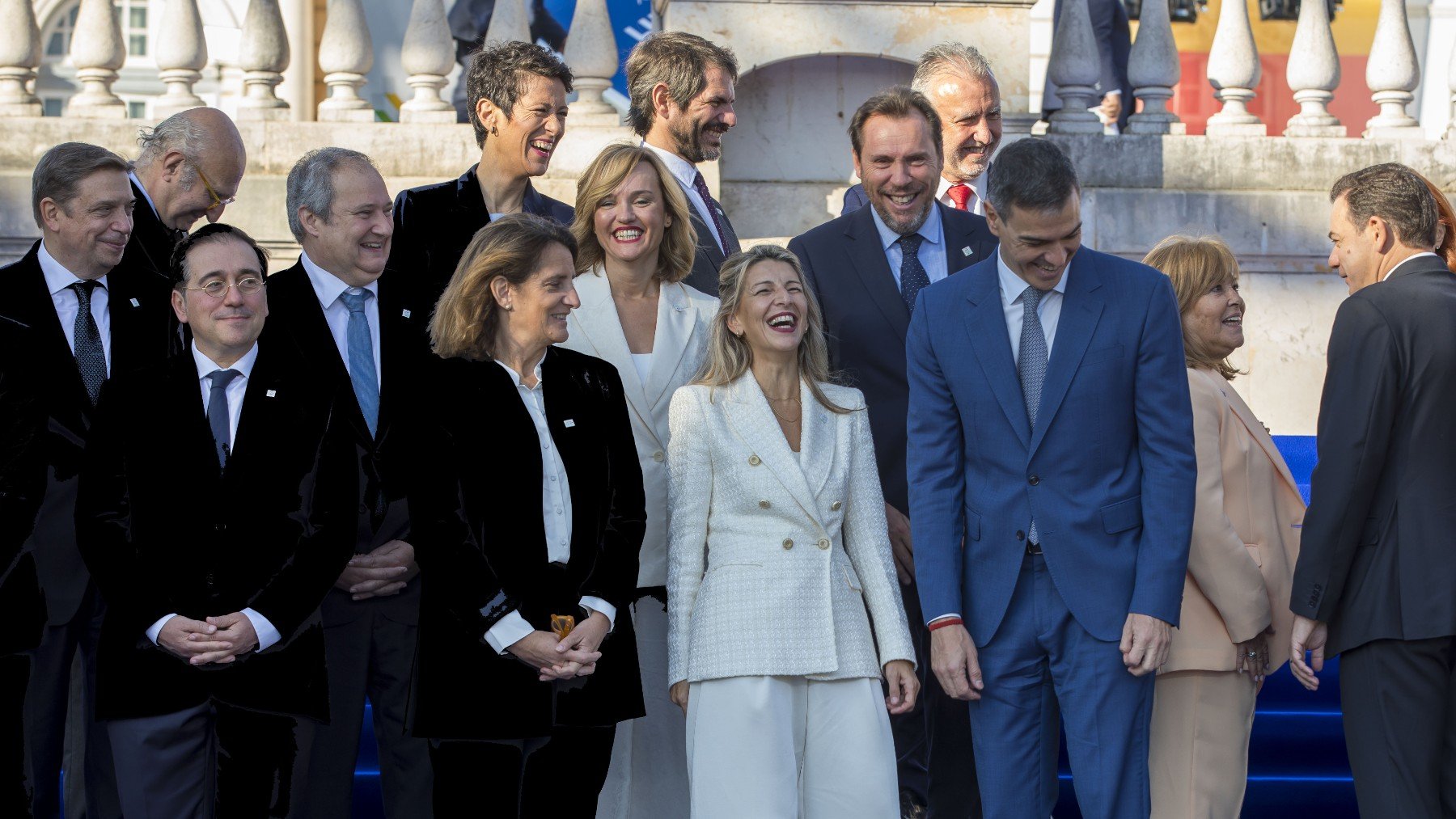 Sánchez con sus ministros en la cumbre de Faro. (Foto: EP)