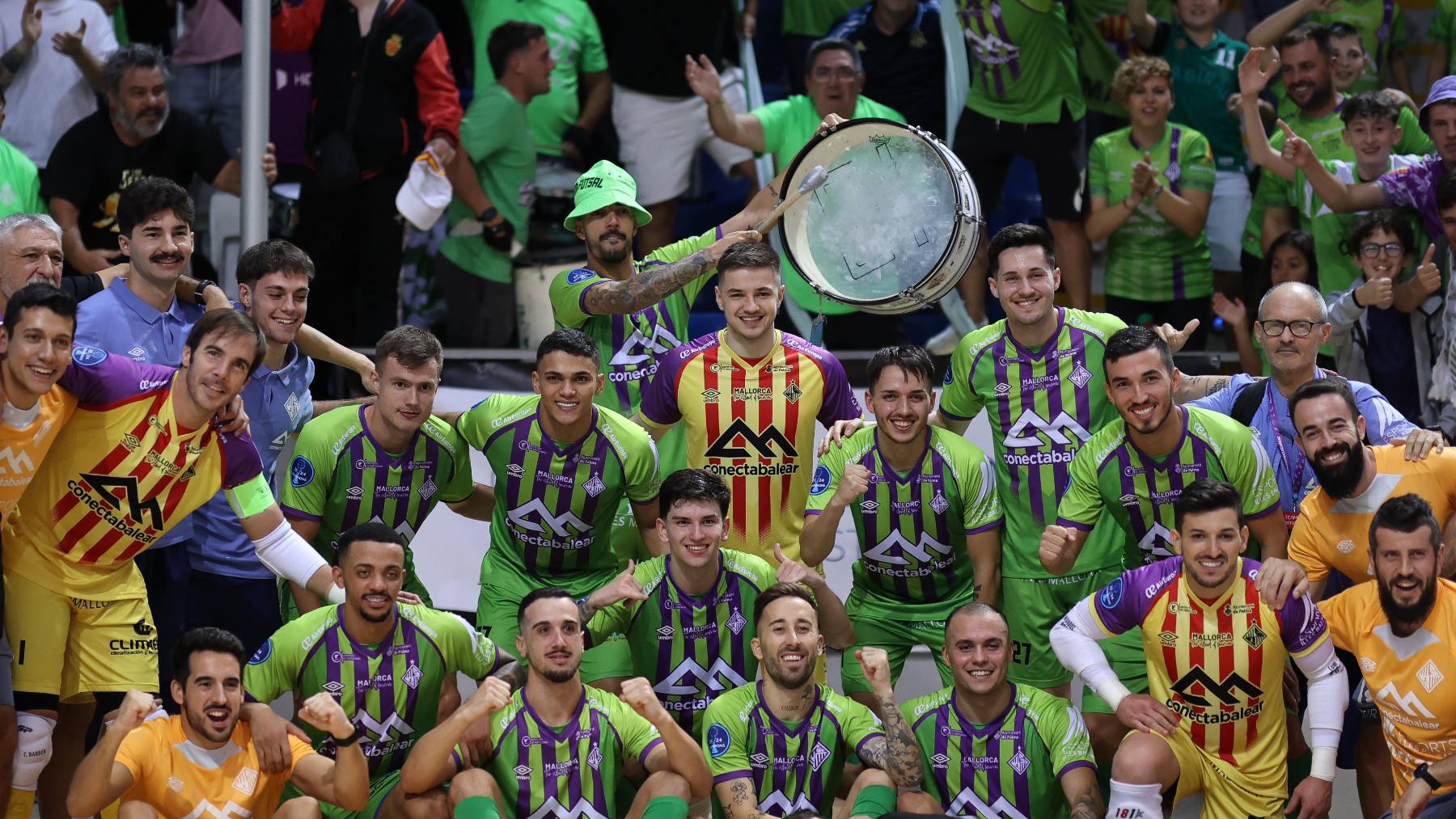 El equipo celebra la clasificación.