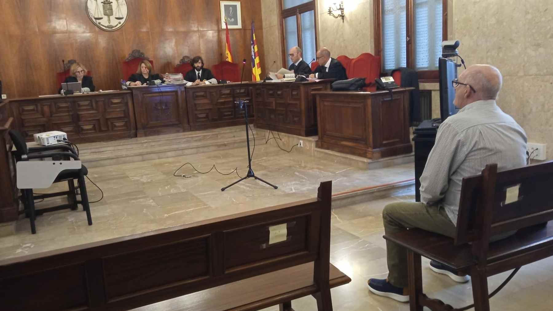 El hombre, durante el juicio en la Audiencia. EUROPA PRESS