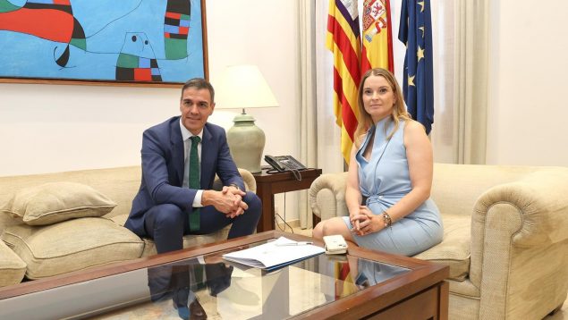 El presidente del Gobierno, Pedro Sánchez, y la presidenta del Govern balear, Marga Prohens.