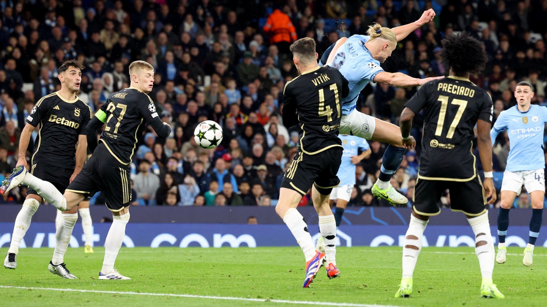 Imagen del momento en que Haaland anotó su acrobático gol con el City. (EFE)