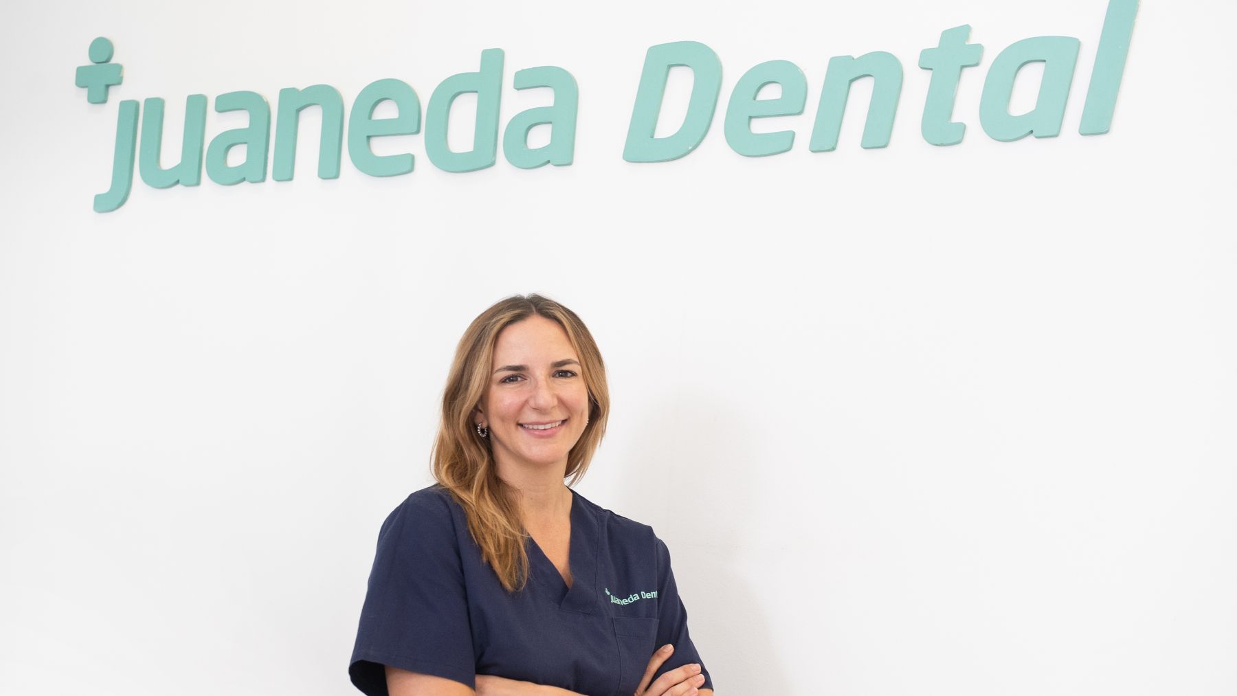 La Dra. María Antonia Cirer, odontóloga especialista en implantología dental y cirugía odontológica de Juaneda Dental.