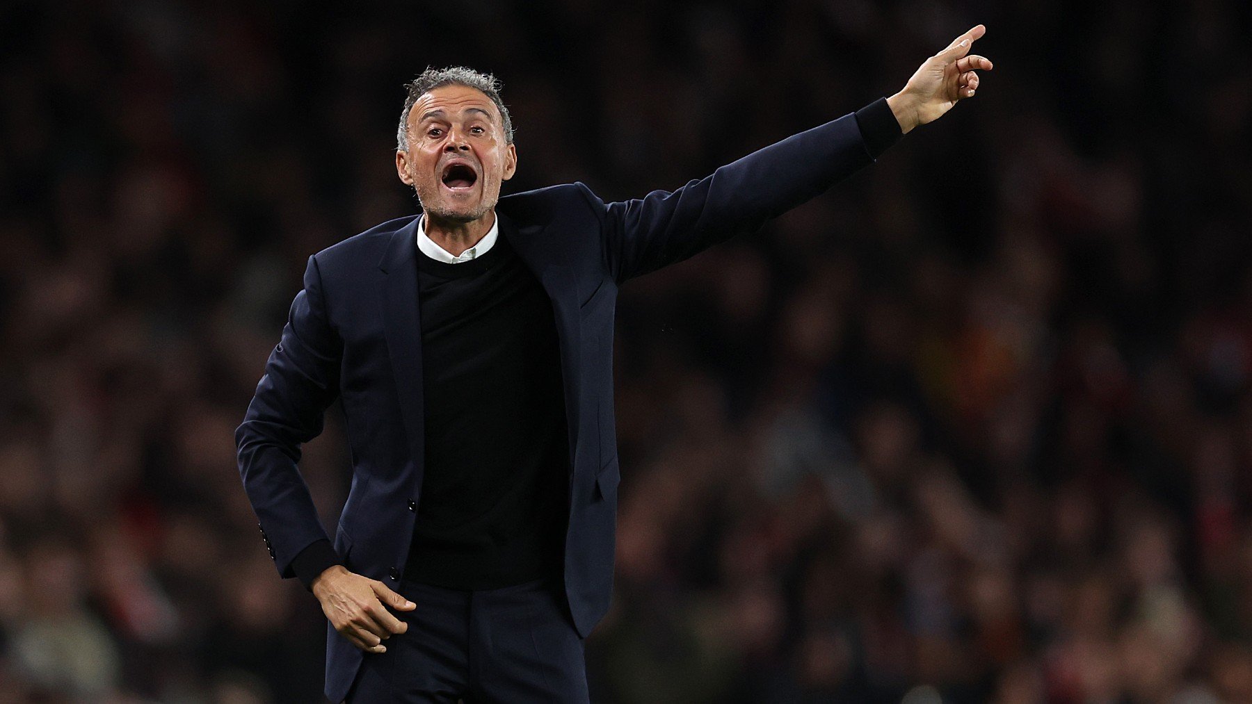 Luis Enrique da indicaciones durante el partido del PSG ante el Arsenal. (Getty)