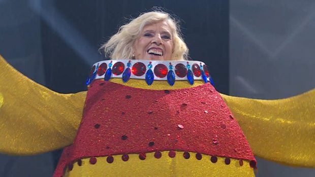 Manuela Carmena se escondía tras Patita de Goma en Mask Singer 4. (Atresmedia)