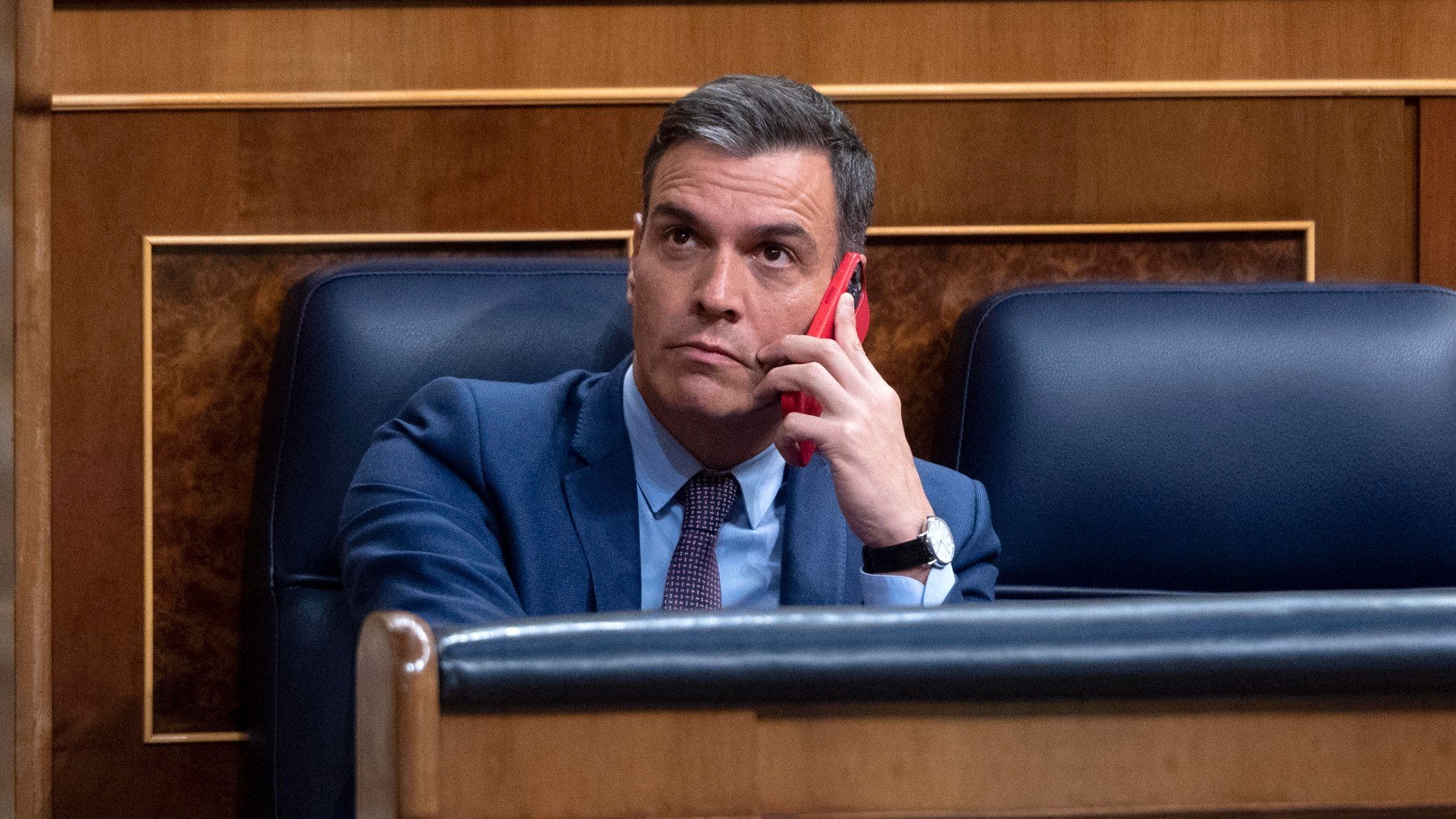 Pedro Sánchez con su teléfono móvil. (Foto: EP)