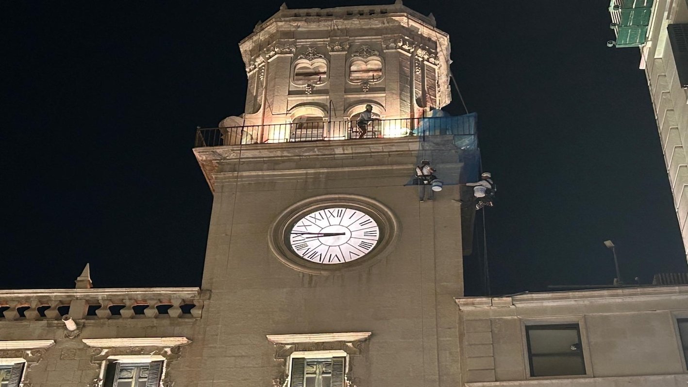 La torre del Ayuntamiento de Alicante afectada, la noche de este jueves, ya con la malla.