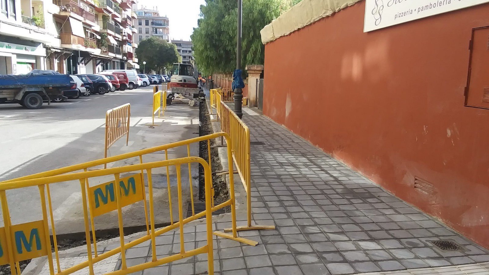 Trabajos de mejora de la acera de una calle de Palma.