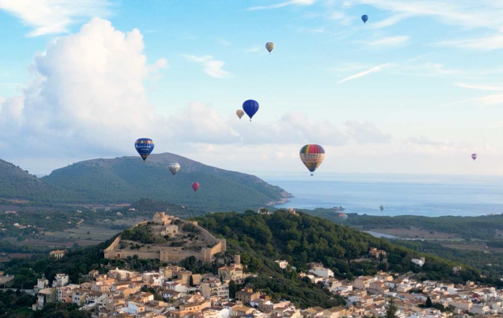 Los globos aerostáticos sobrevolando el Castell de Alaró.