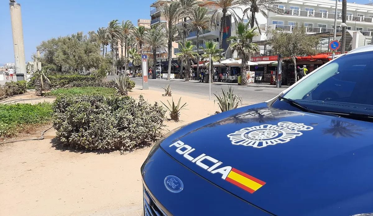 Coche de la Policía Nacional en la Playa de Palma.