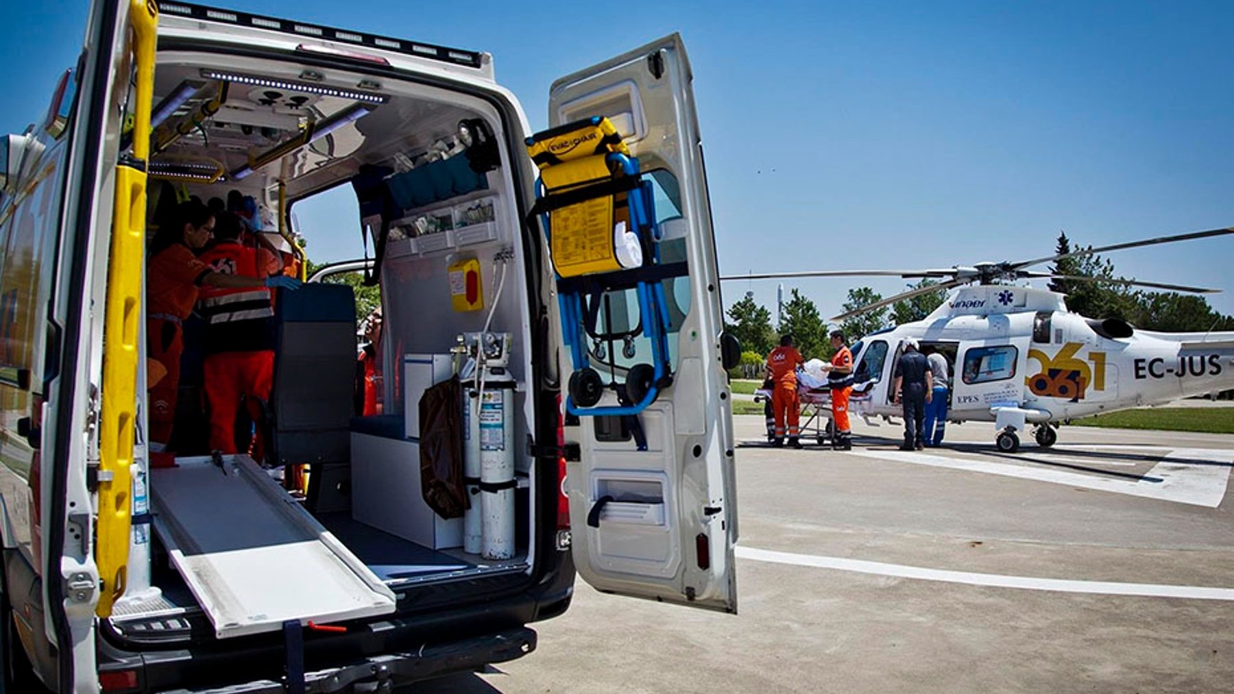 Ambulancia y helicóptero del 061.