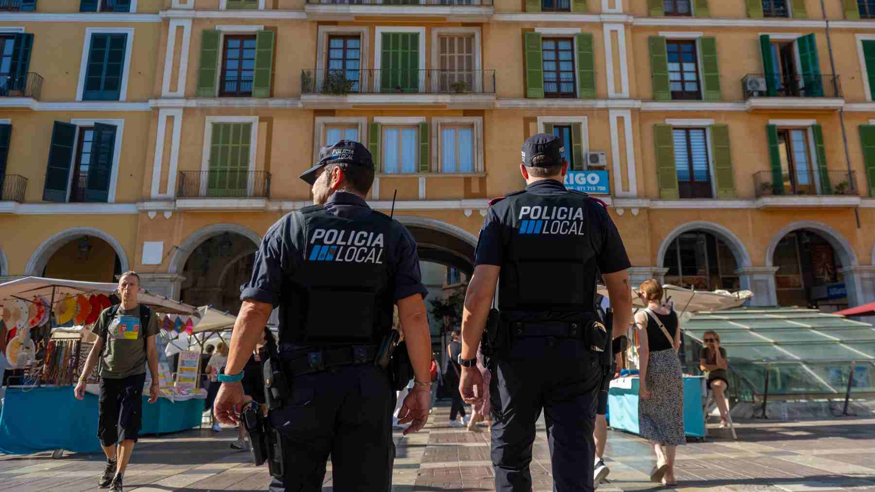 Dos agentes de la Policía Local de Palma en la Plaza Mayor.