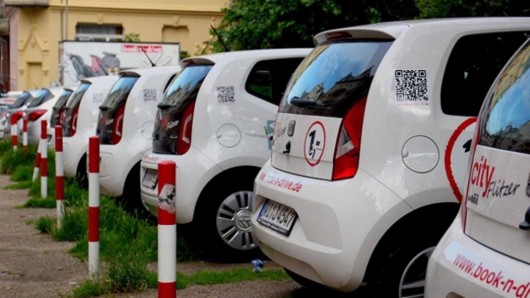 Coches de alquiler estacionados.