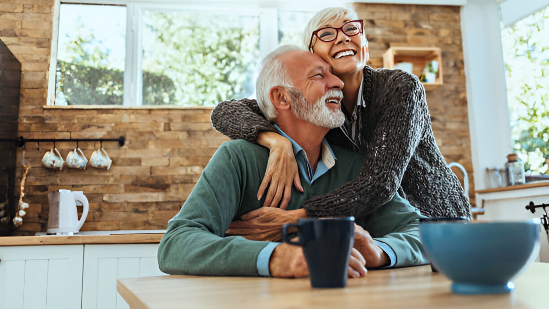 Dos jubilados sonriendo.