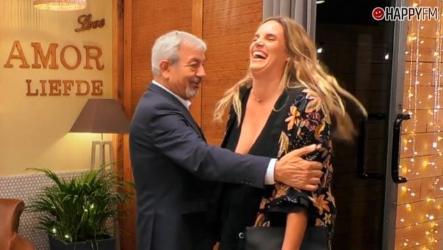 Carlos Sobera junto a Rosy, participante de 'First Dates'. (Mediaset)