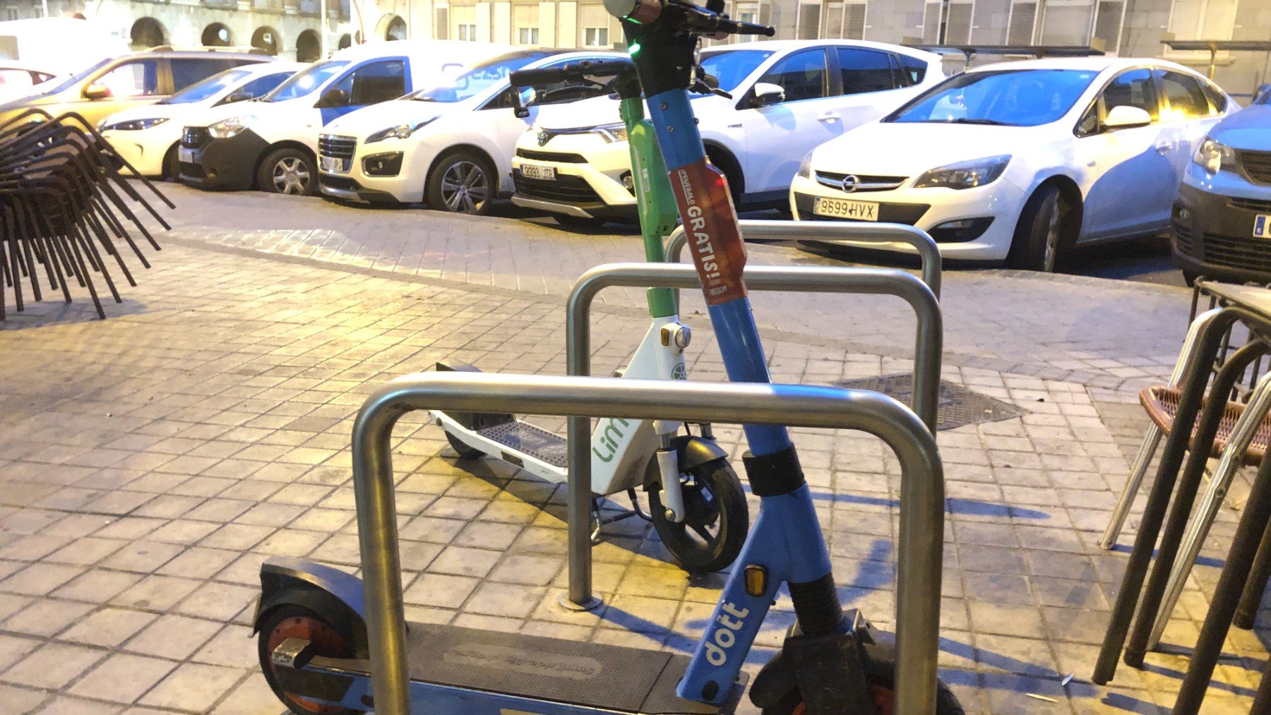 Hemos podido comprobar que los patinetes siguen disponibles en las calles de Madrid. En la foto, patinetes de las compañías Dott y Lime cerca del intercambiador de Moncloa.