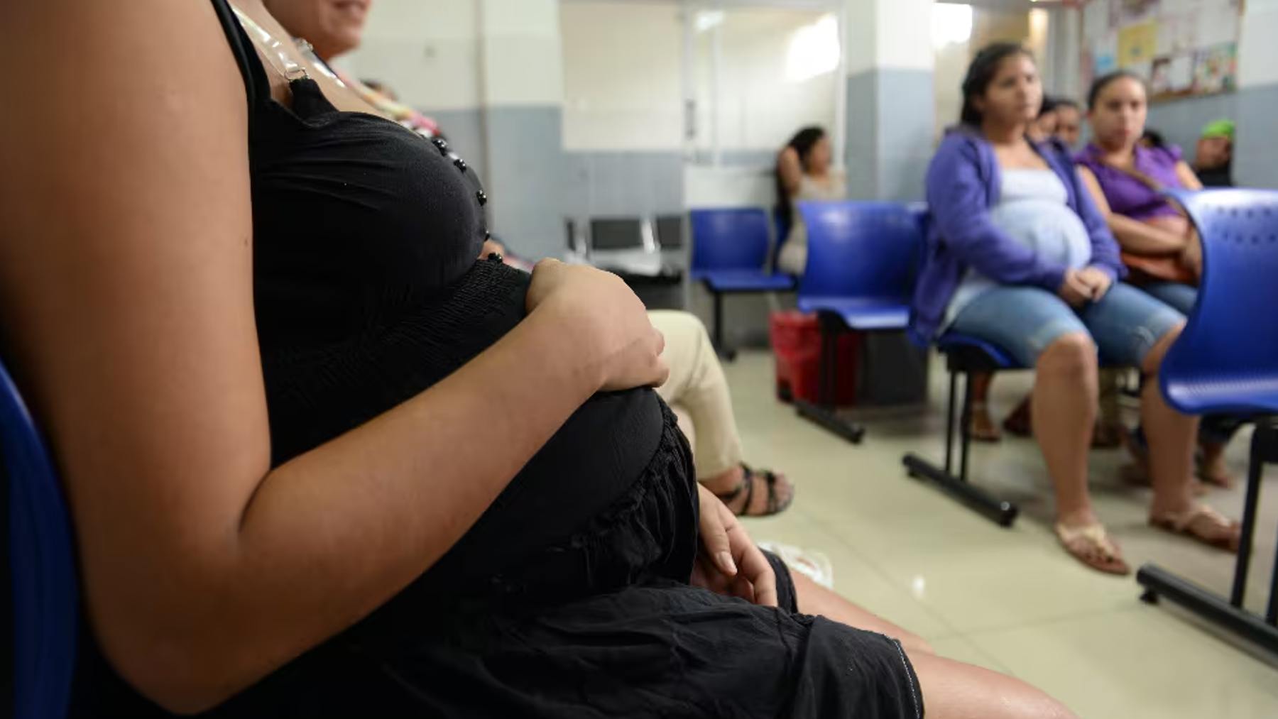 Mujer embarazada en una consulta médica.