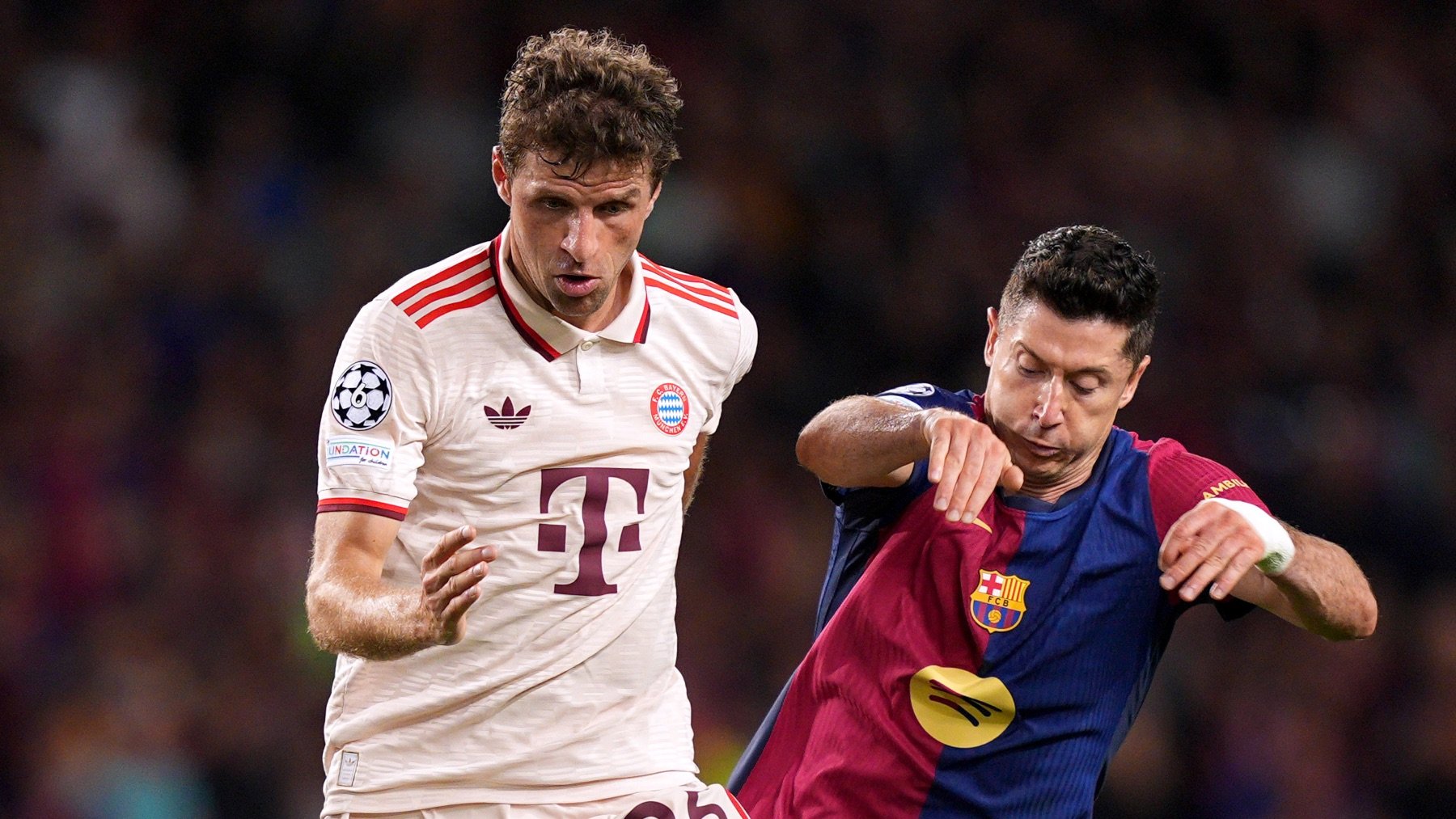 Thomas Müller, ante Lewandowski en el Barcelona – Bayern. (Getty)