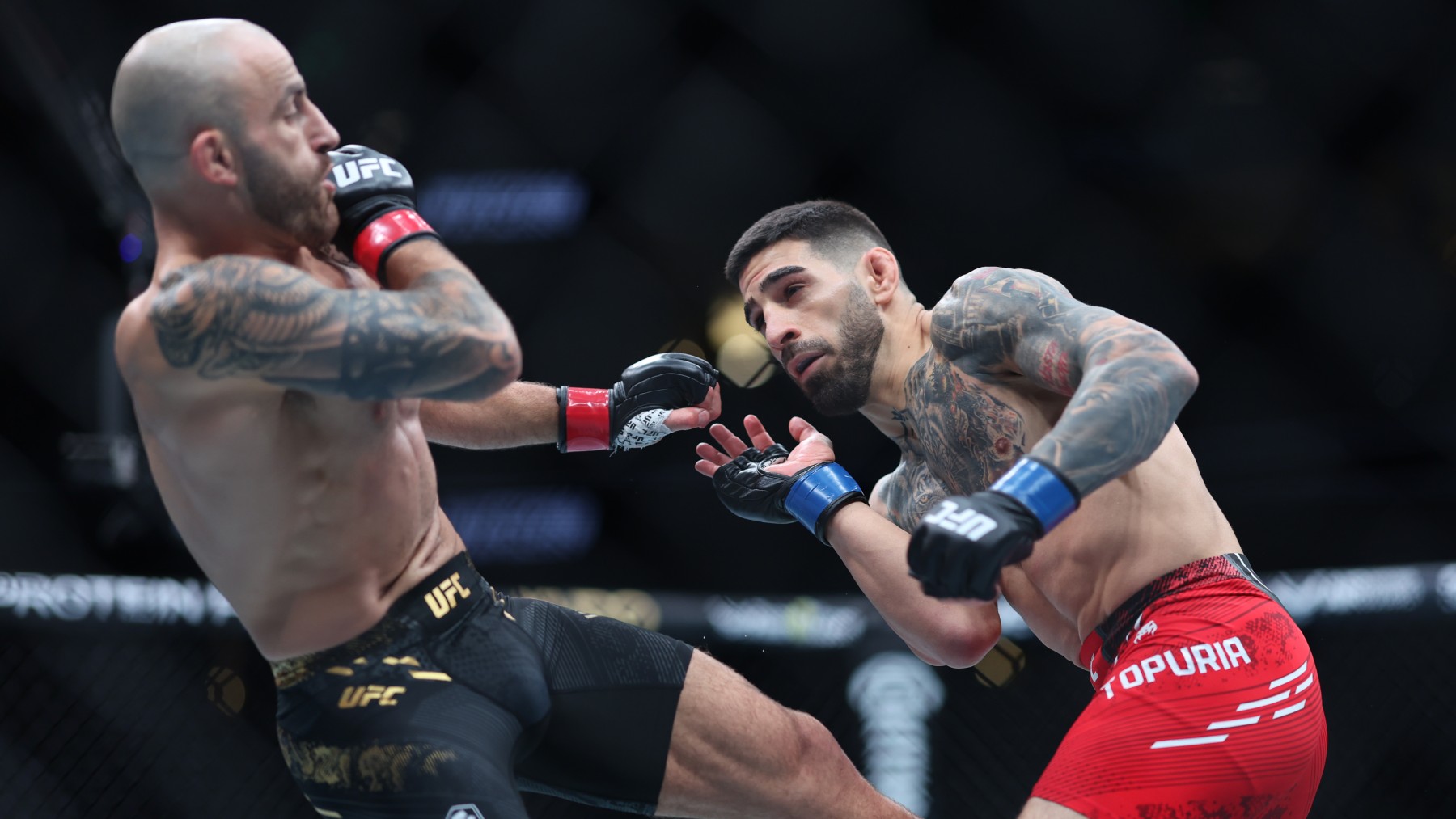 Ilia Topuria golpea en un combate de la UFC. (Getty)