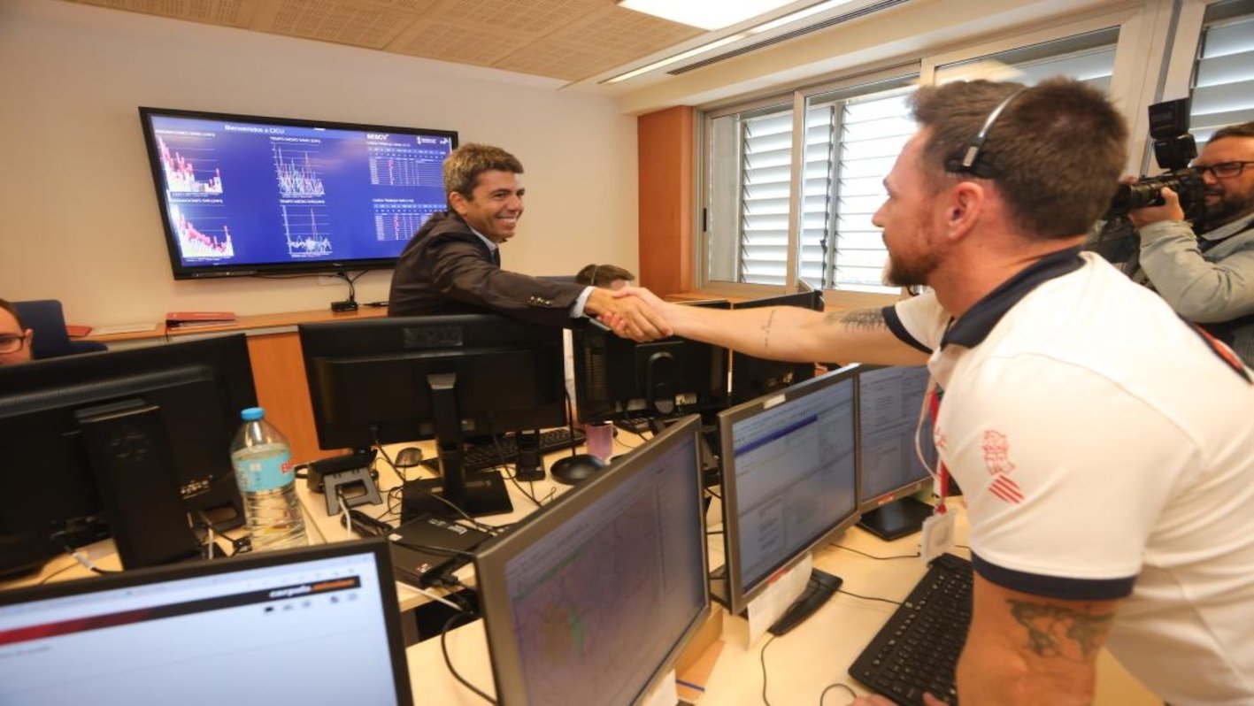 Carlos Mazón saluda a un locutor del CICU en el retorno a Alicante del servicio.