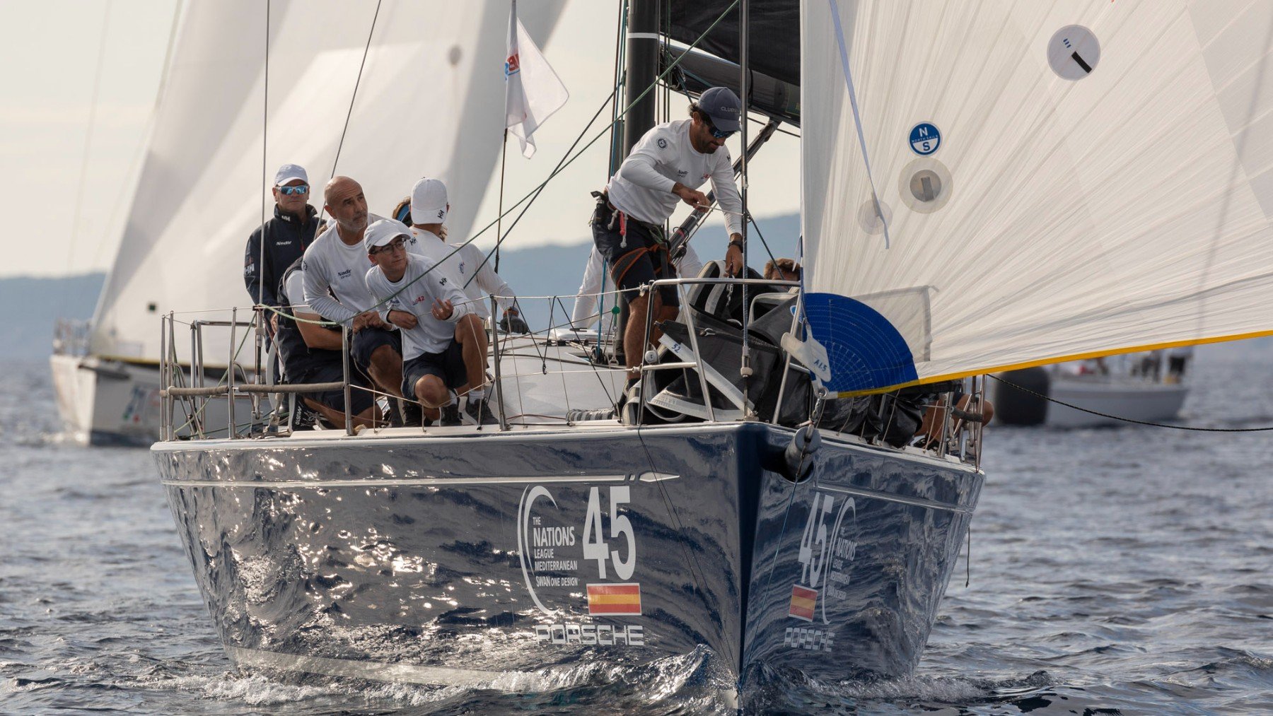 El Nadir, en plena regata.