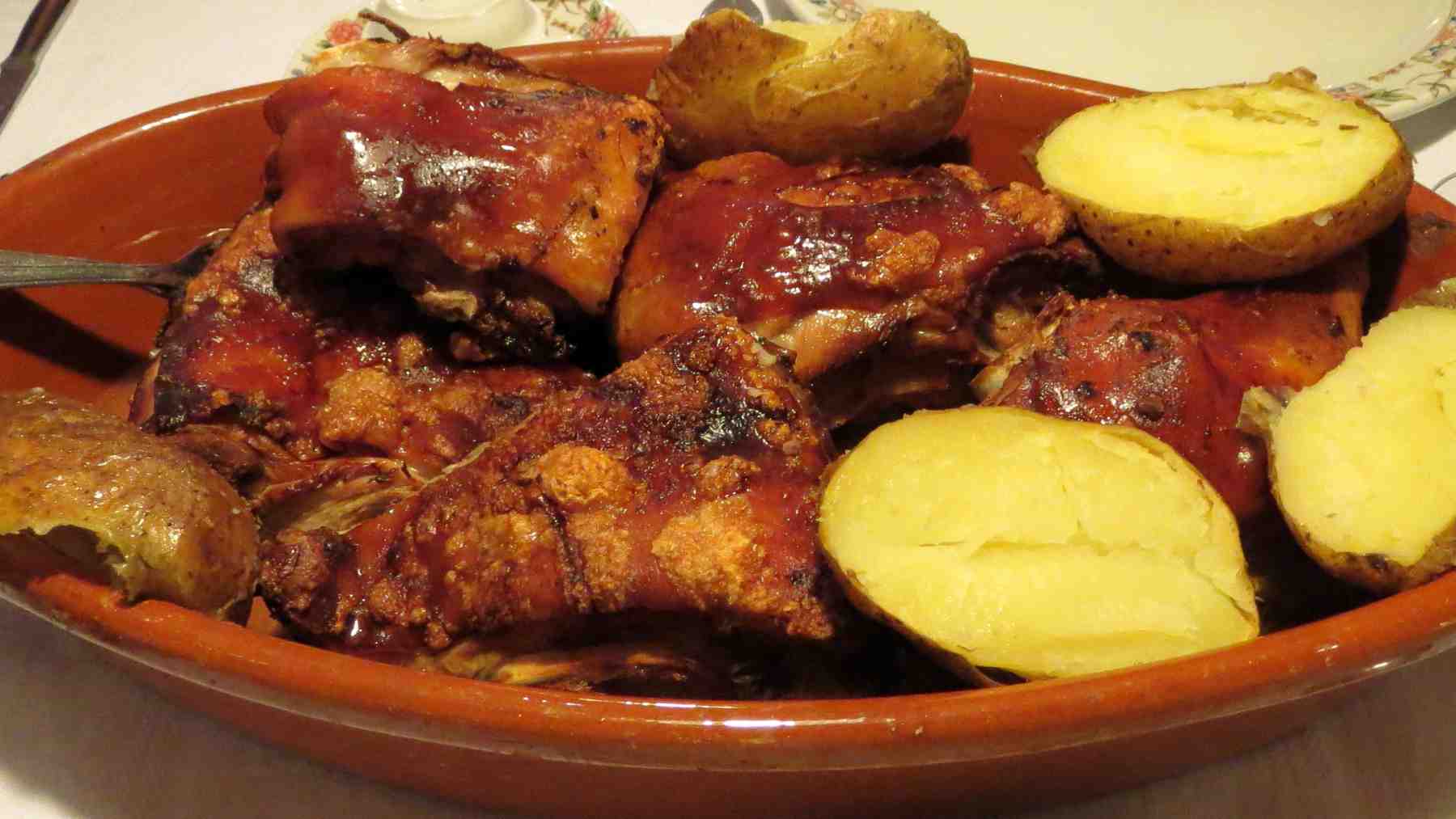 Bandeja de cochinillo asado.