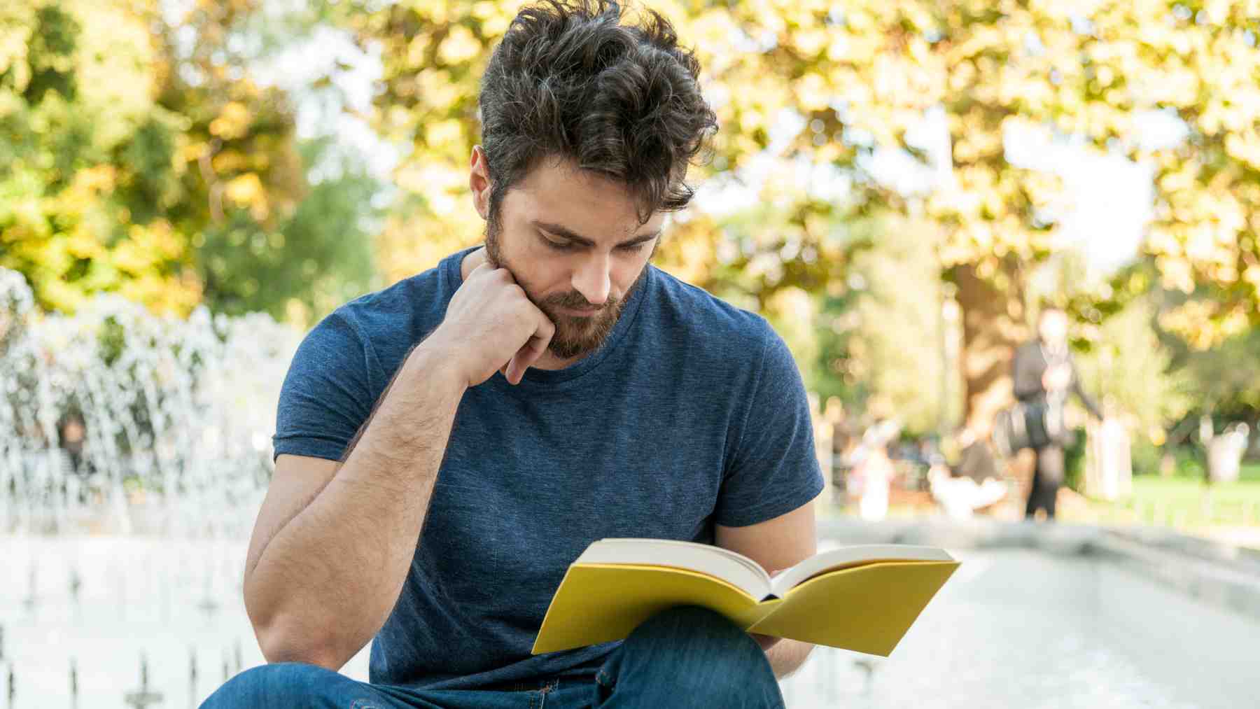 Un joven leyendo.