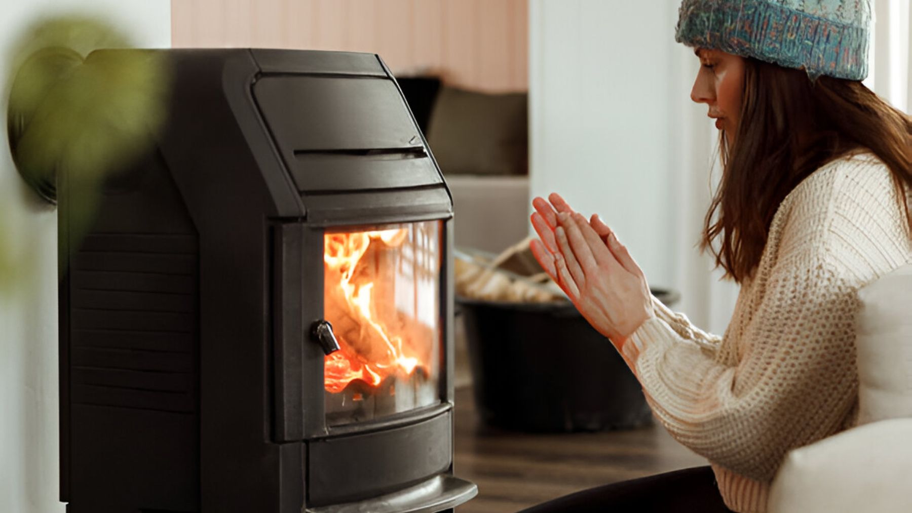 Mujer delante de una chimenea.