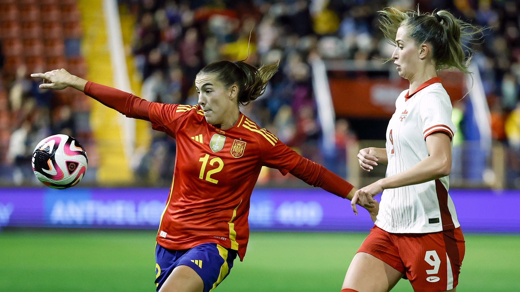 Patri Guijarro, durante el partido ante Canadá. (EFE).