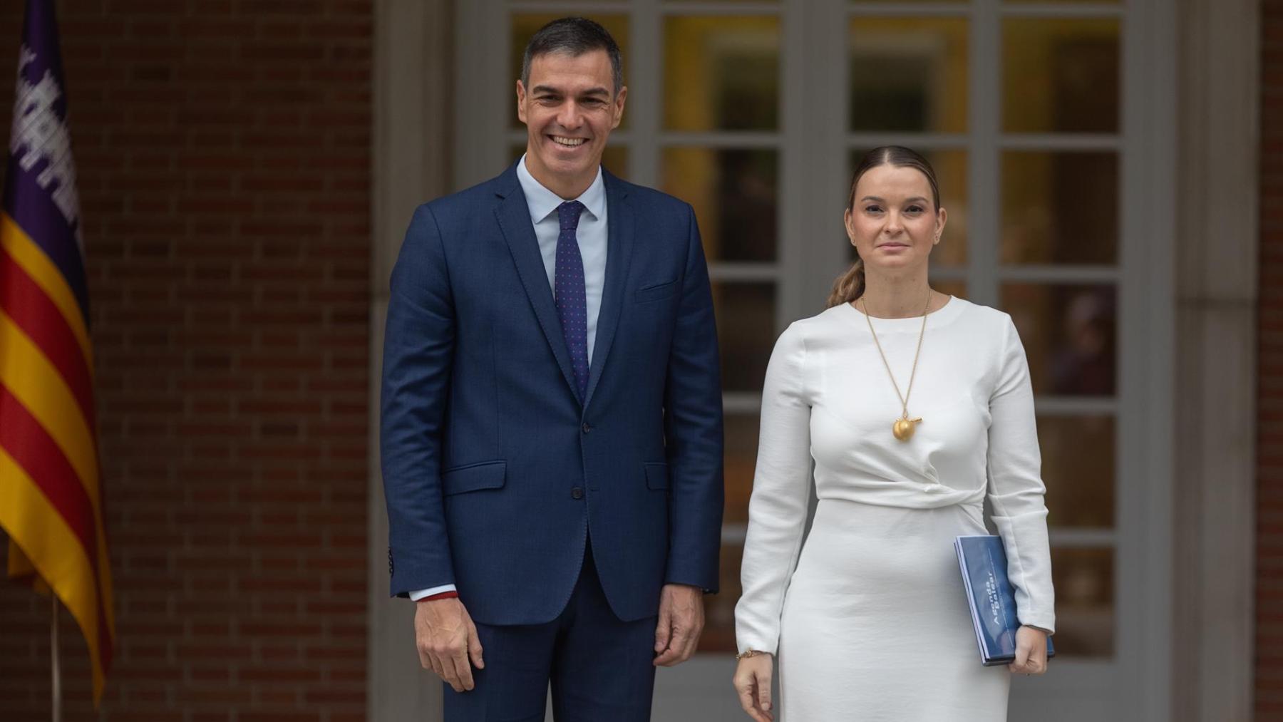 El presidente del Gobierno, Pedro Sánchez, y la presidenta del Govern, Marga Prohens.