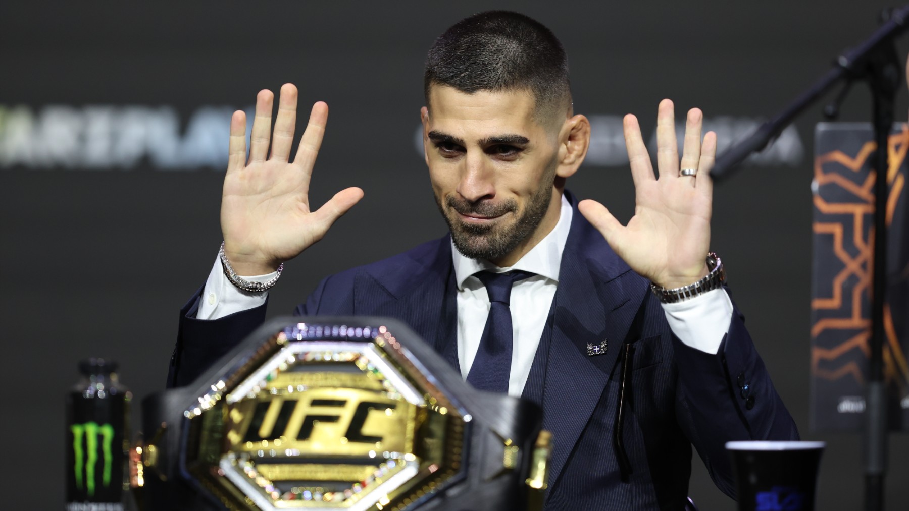 Ilia Topuria, en la previa de su combate contra Max Holloway, junto a su cinturón de campeón. (EFE)