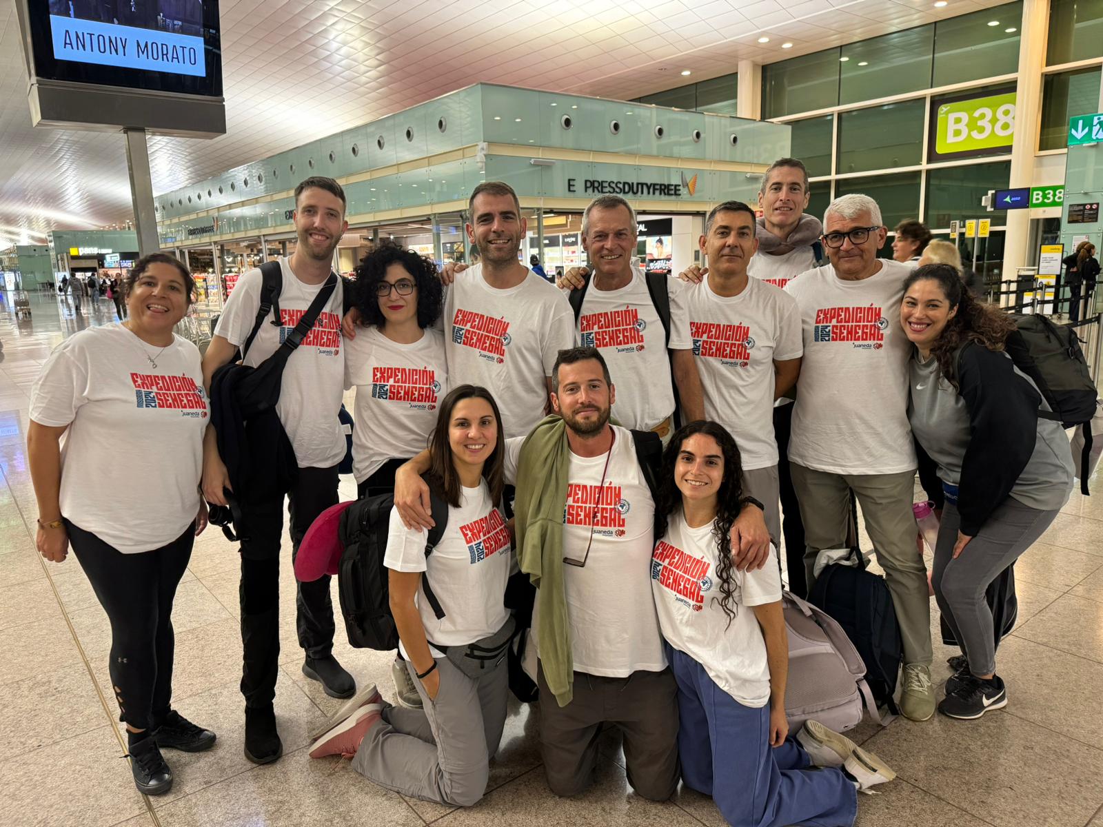 El equipo de SOM, con la camiseta de Juaneda Hospitales, esta mañana en el aeropuerto de Palma.