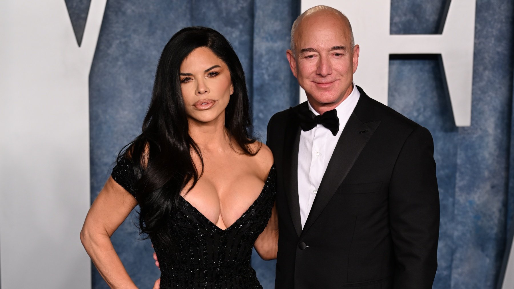 Jeff Bezos con su novia Lauren Sánchez en la fiesta de ‘Vanity Fair’. (Foto: Europa Press)