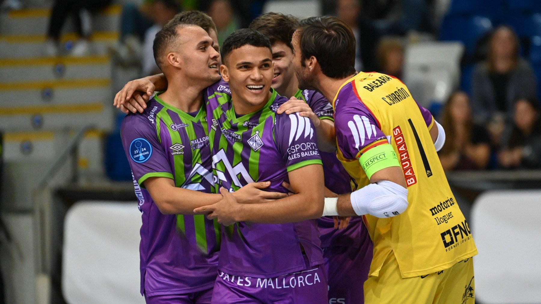 Los jugadores, celebrando un gol.