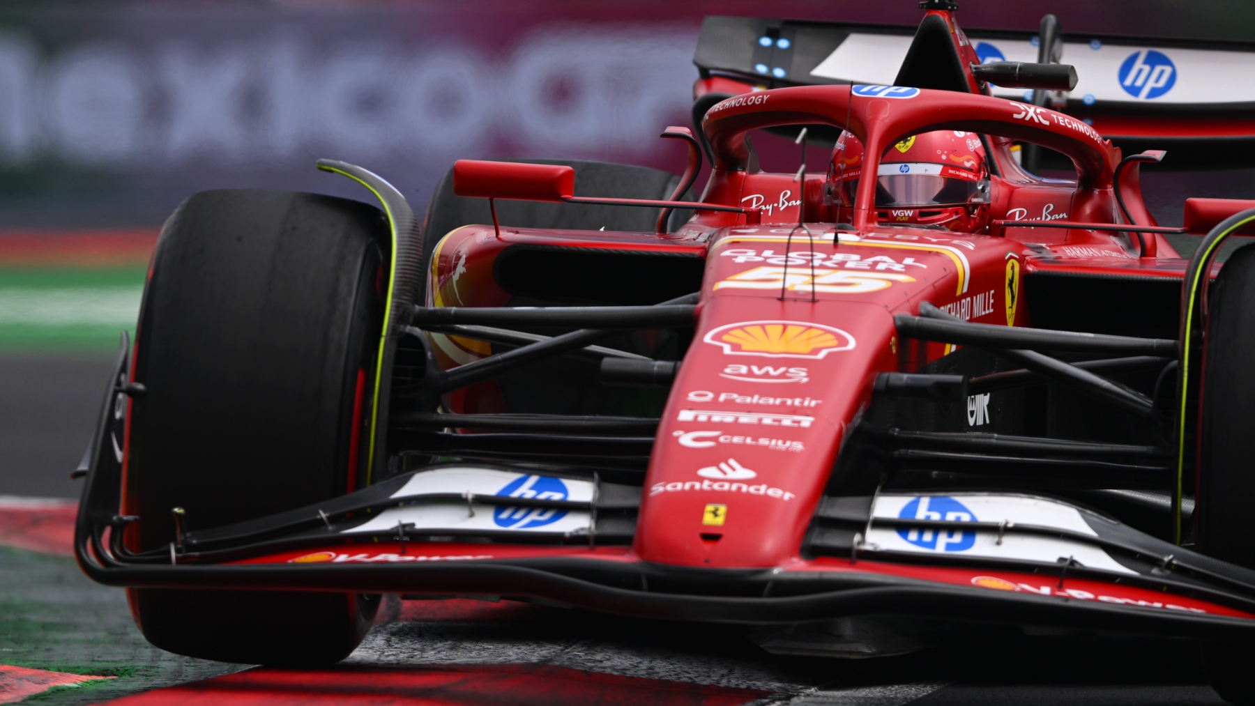 Carlos Sainz con su Ferrari en el Autódromo Hermanos Rodríguez. (Getty)