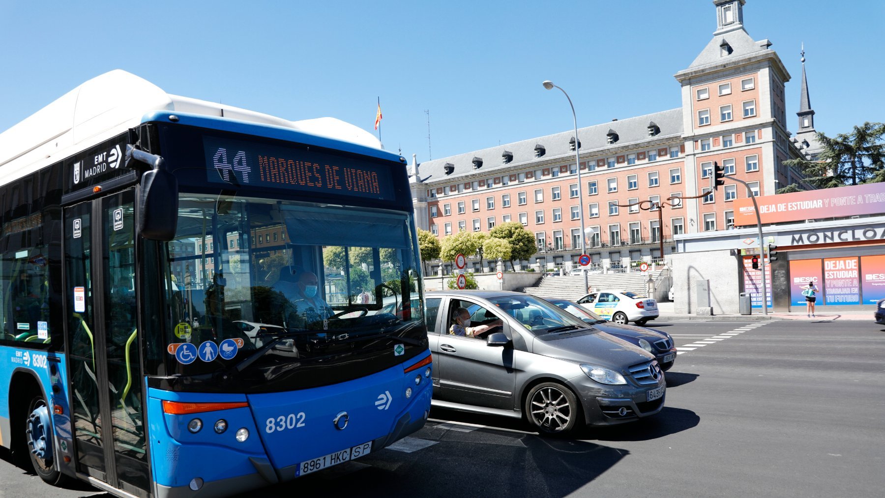 Autobús en Moncloa al lado del intercambiador. (Foto: Europa Press)